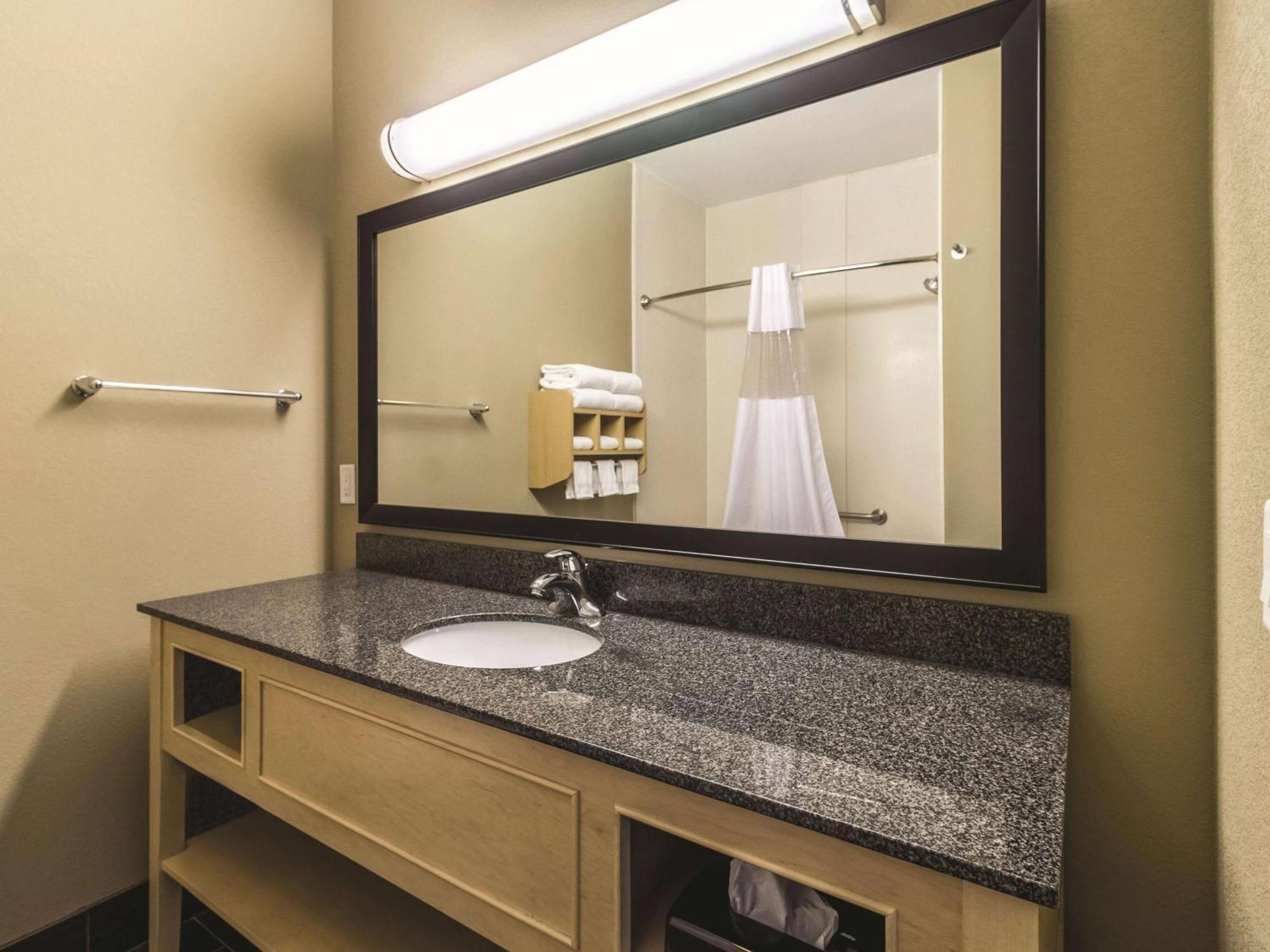 Отель La Quinta By Wyndham Fargo-Medical Center Экстерьер фото