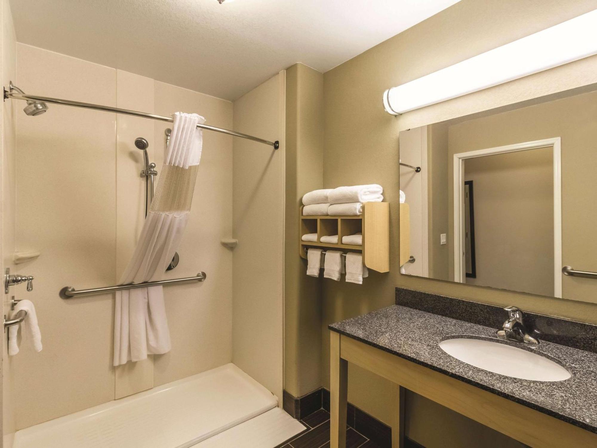 Отель La Quinta By Wyndham Fargo-Medical Center Экстерьер фото