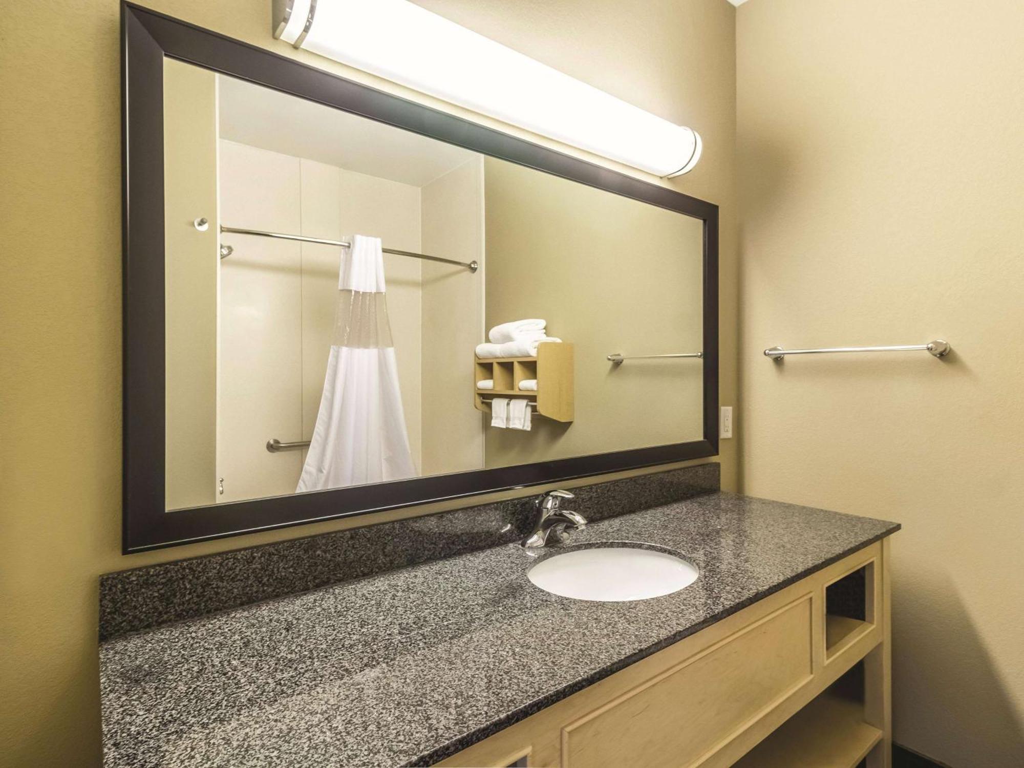 Отель La Quinta By Wyndham Fargo-Medical Center Экстерьер фото